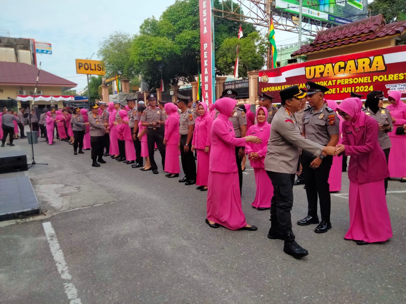 Kapolresta Pekanbaru Pimpin Upacara Kenaikan Pangkat Personil Jajaran Polresta Pekanbaru